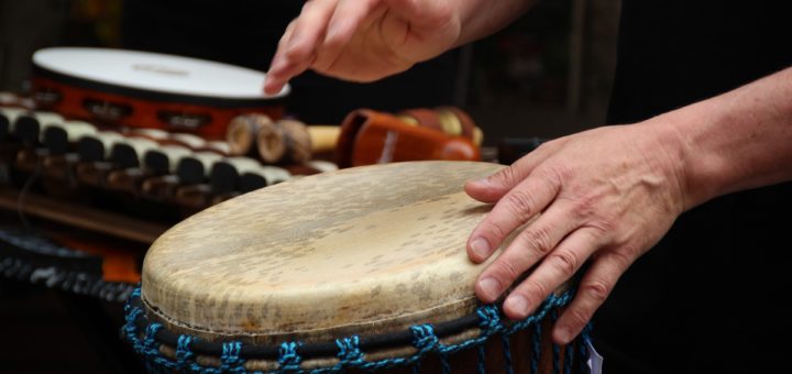 https://pixabay.com/de/djembe-trommeln-musik-rhythmus-2413970/